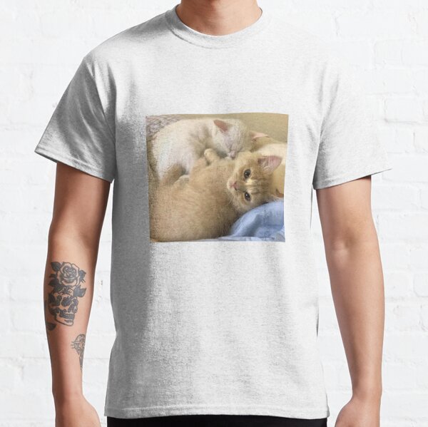 Cats are sleeping on the bed Classic T-Shirt